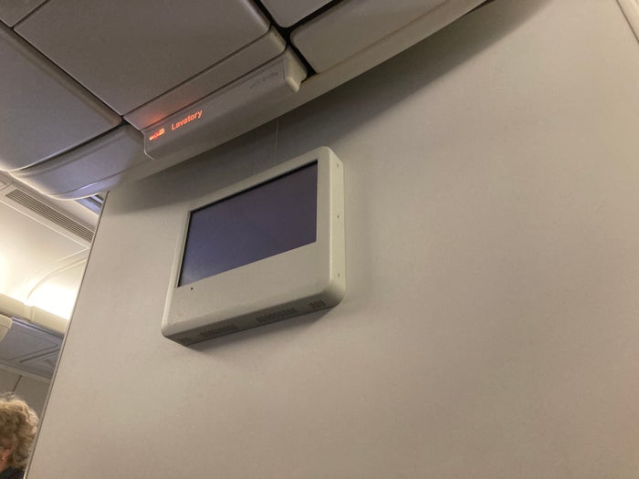 United Boeing 777 200 screen on bulkhead wall row 41