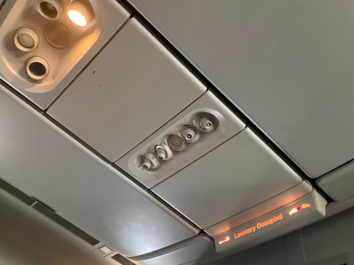 United Boeing 777 200 seat 41G air and lights overhead