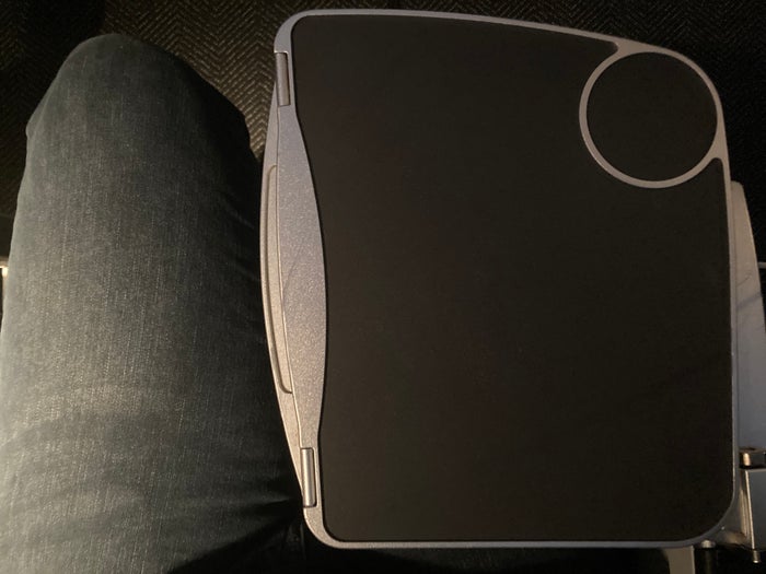 United Boeing 777 200 seat 41G try table folded position