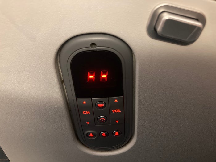 United Boeing 777 200 tv control on moulding seat 41G