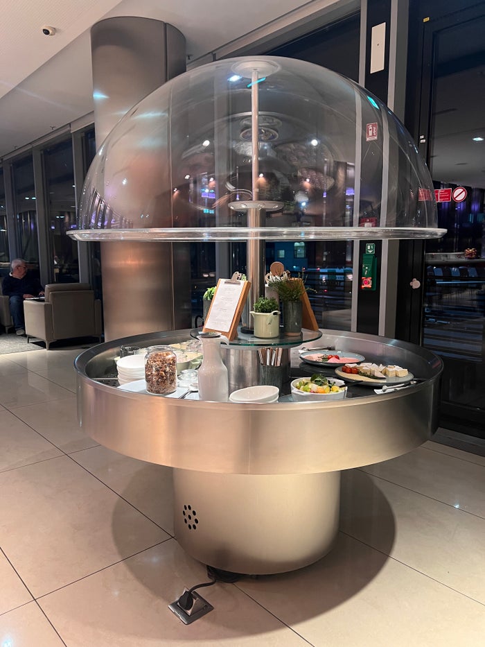 Air Canada business Maple Leaf Lounge Frankfurt breakfast nook