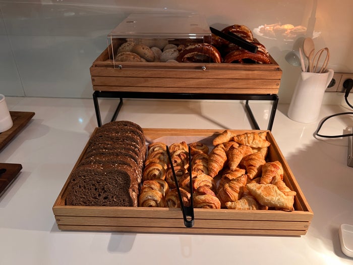 Air Canada business Maple Leaf Lounge Frankfurt breakfast options