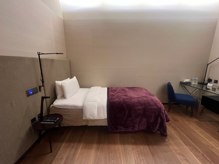 Al Safwa Lounge Quiet Room Bed side view Al Safwa Lounge Quiet Room Bed Side view