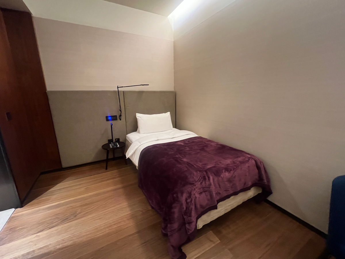 Al Safwa Lounge Quiet Room Bed