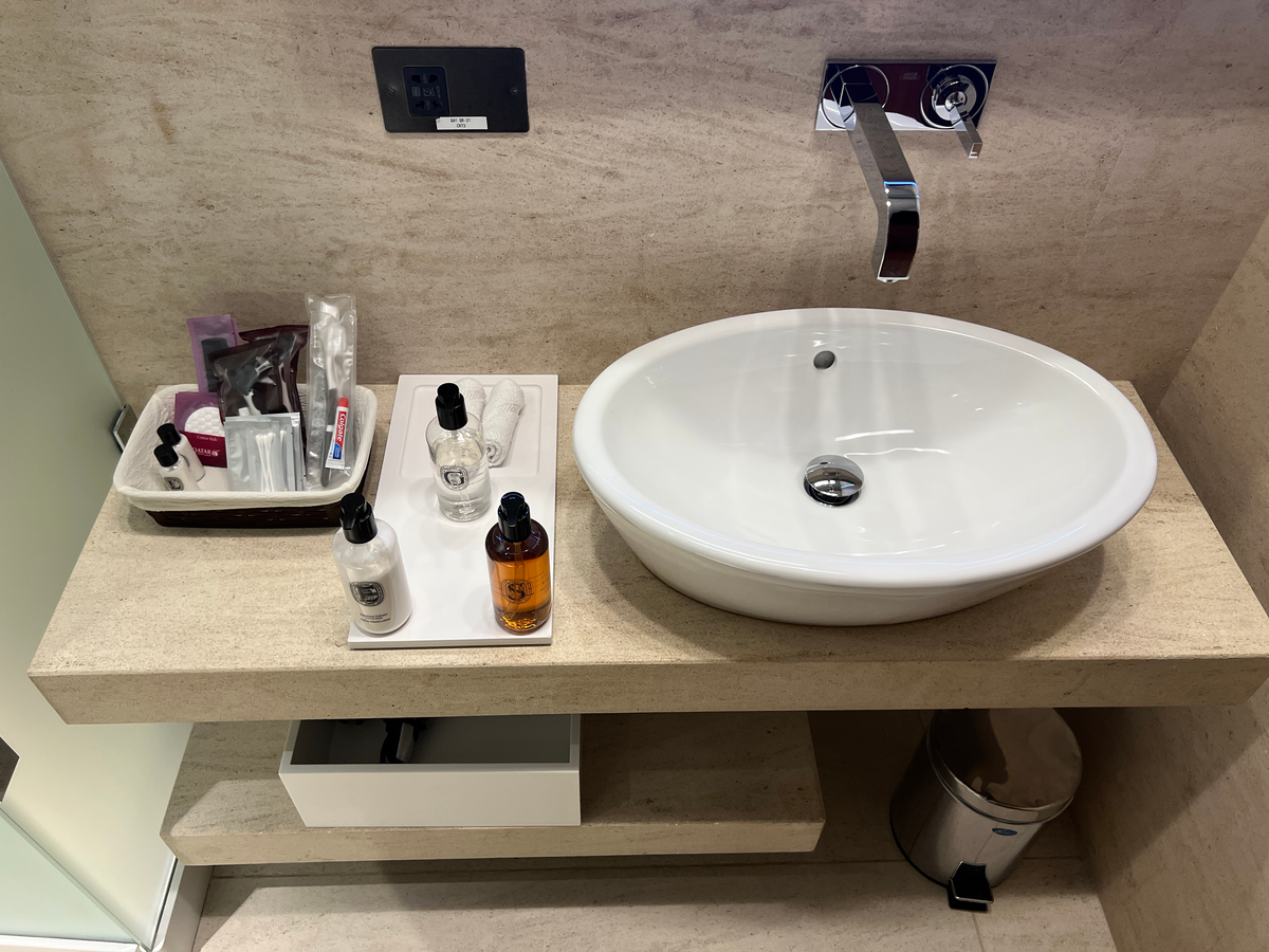 Al Safwa Lounge Quiet Room Bathroom Sink