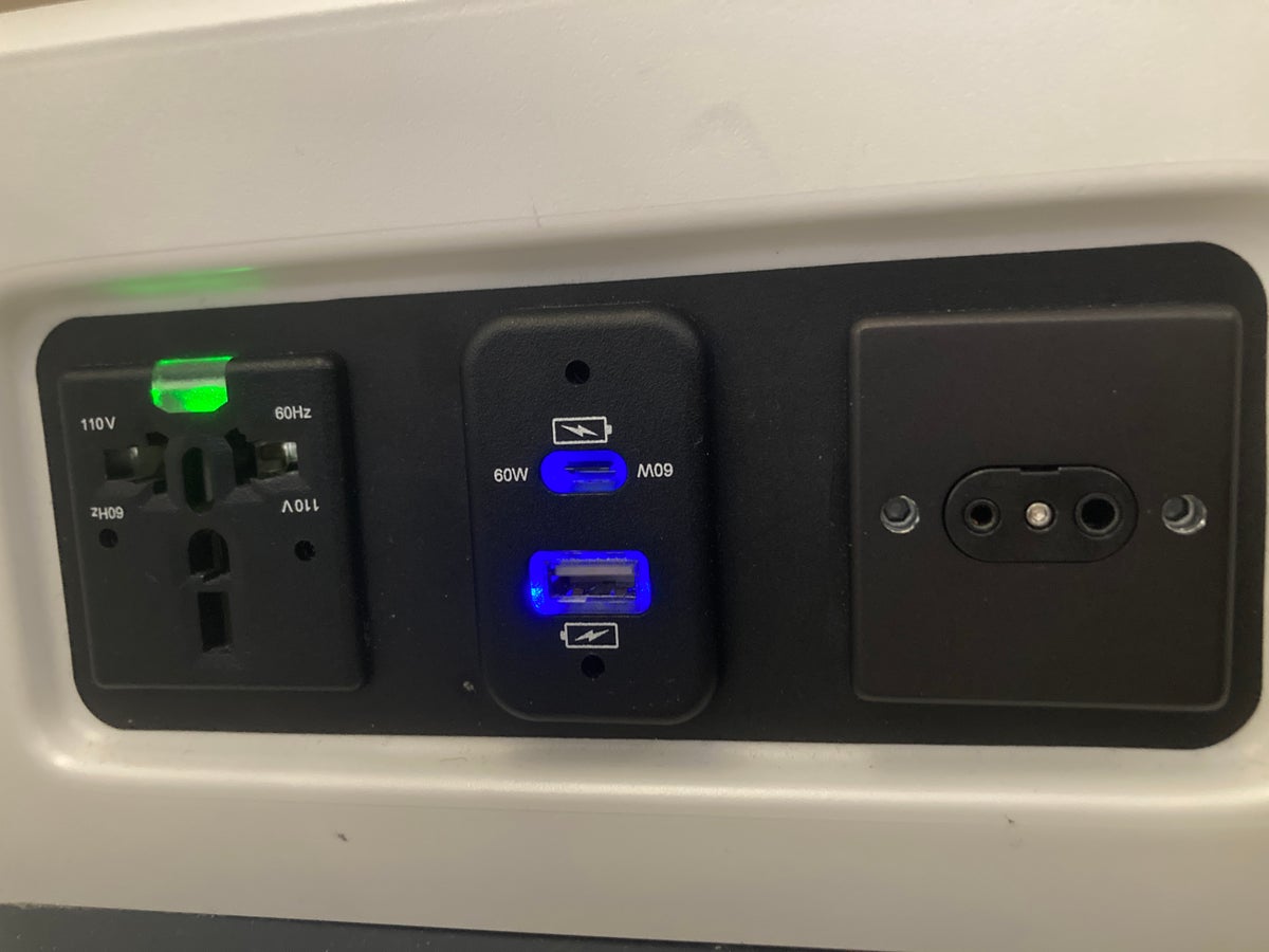 Condor A330 900neo business class outlets
