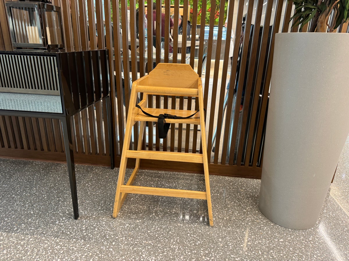 DOH Gold Lounge South highchair