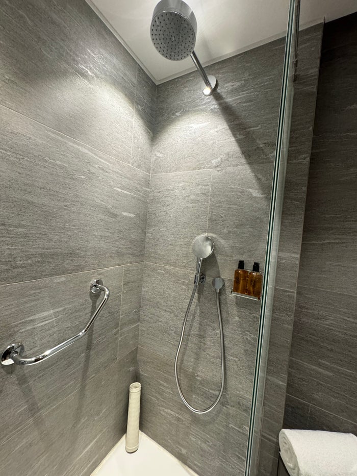 DOH Gold Lounge South shower