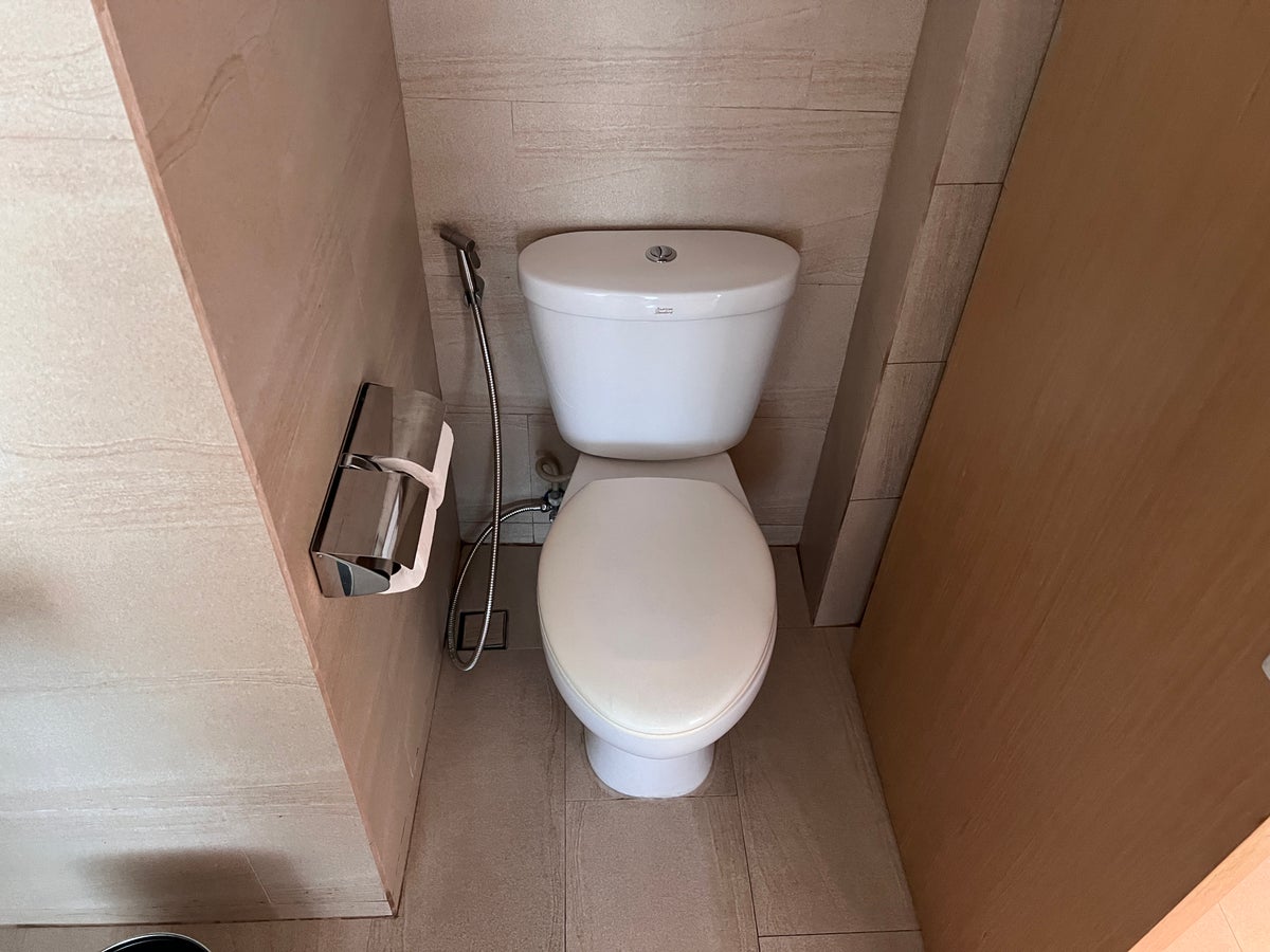 Holiday Inn Express Manila Newport City bathroom toilet