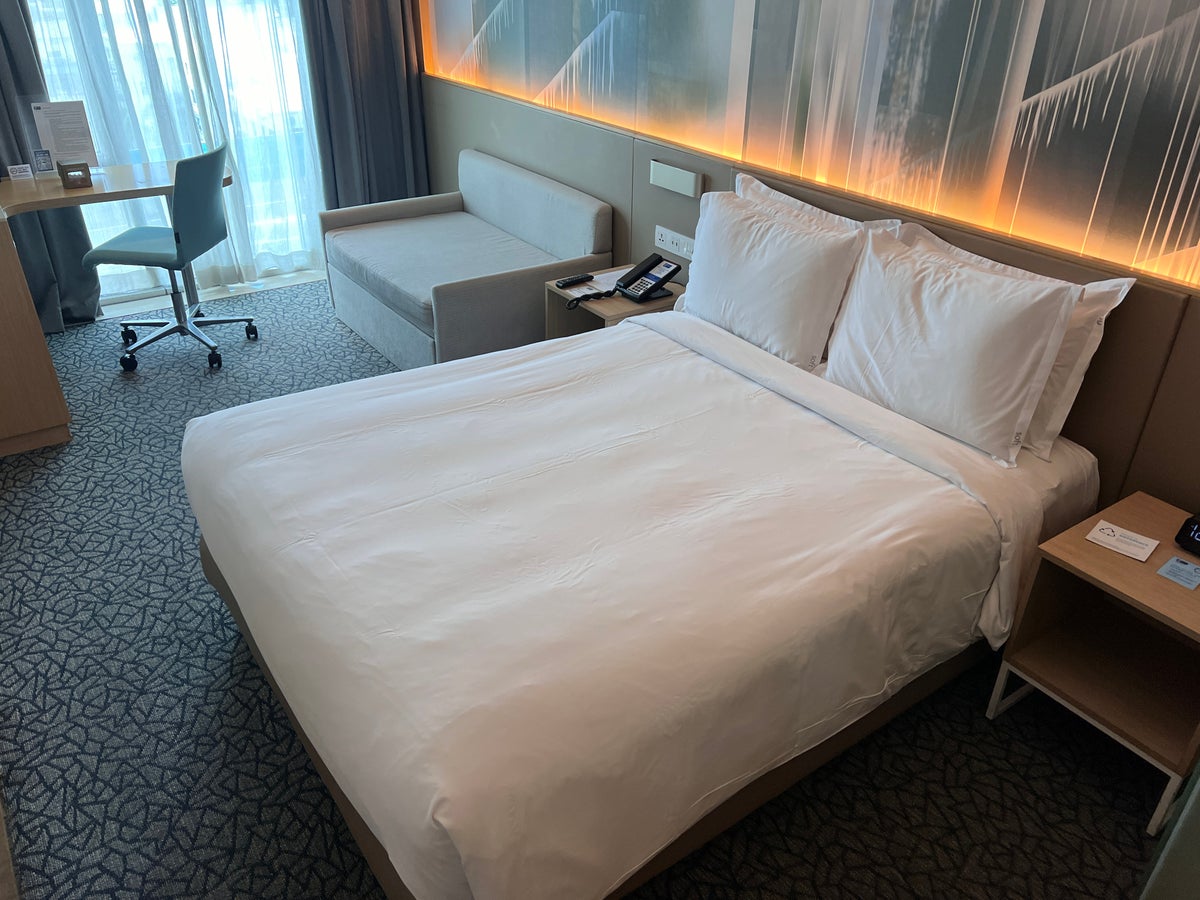 Holiday Inn Express Manila Newport City room bed