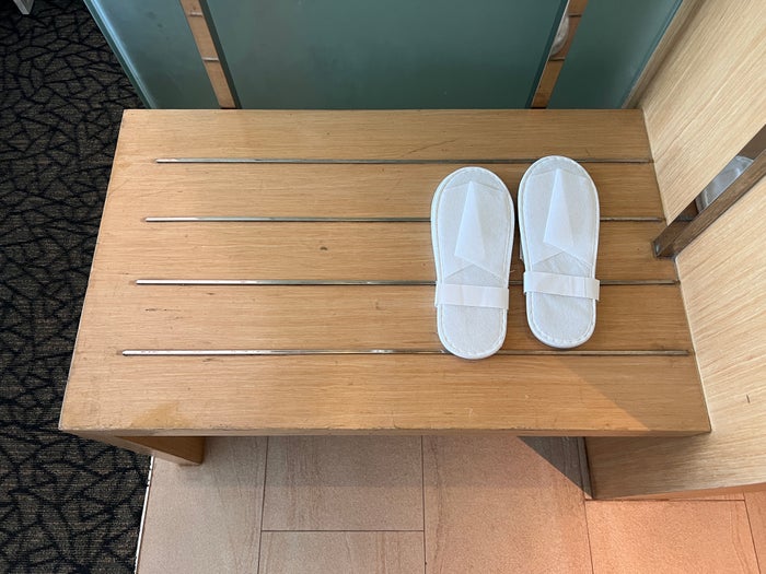 Holiday Inn Express Manila Newport City room bench Holiday Inn Express Manila Newport City room bench