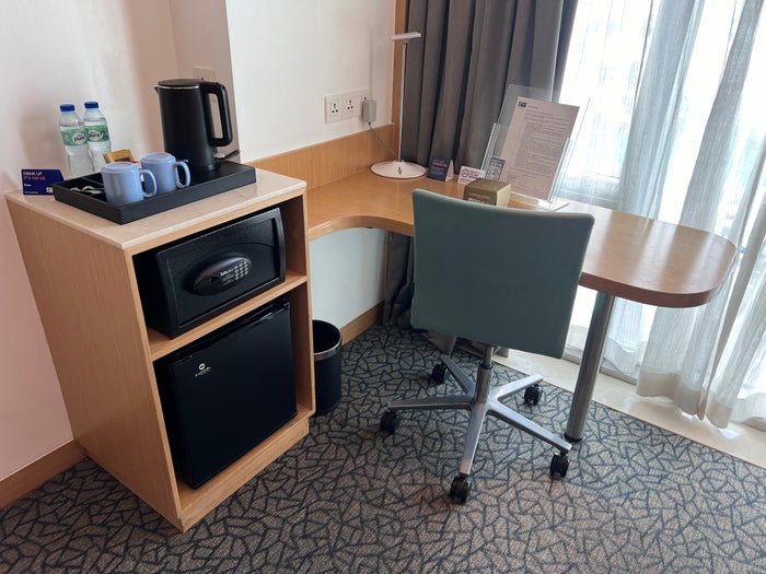 Holiday Inn Express Manila Newport City room desk Holiday Inn Express Manila Newport City room desk