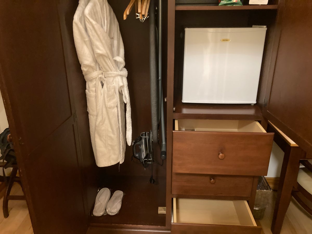 Hotel Ranga deluxe room closet drawers and slippers