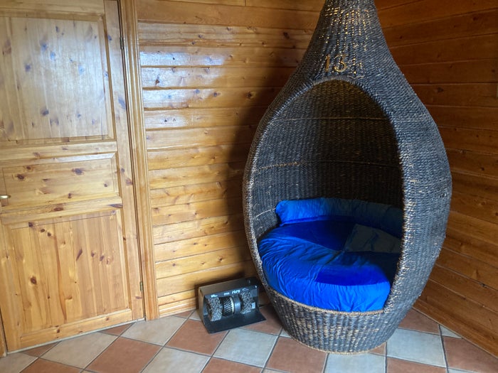 Hotel Ranga lobby seat and boot cleaner Hotel Ranga lobby seat and boot cleaner