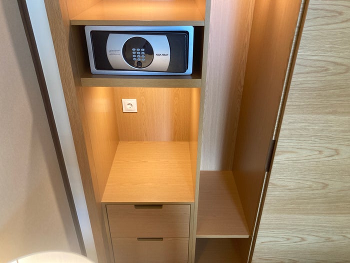 Hyatt Regency Lisbon bedroom closet safe Hyatt Regency Lisbon bedroom closet safe