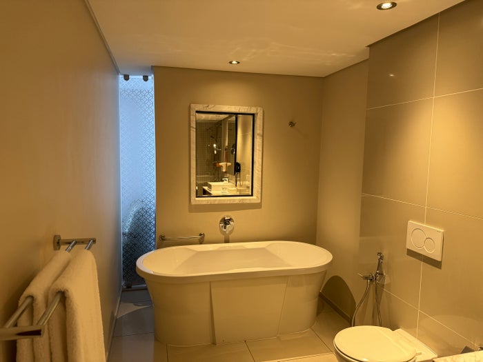 A photo of the free-standing backtub. 