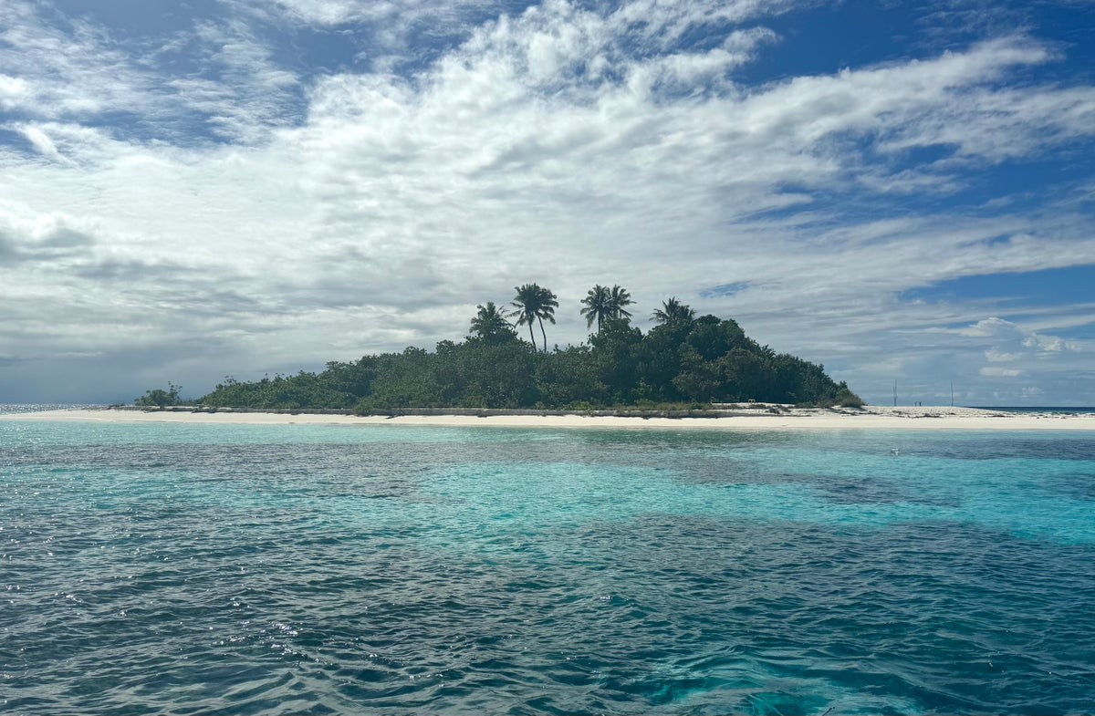 Iru Veli snorkeling deserted island