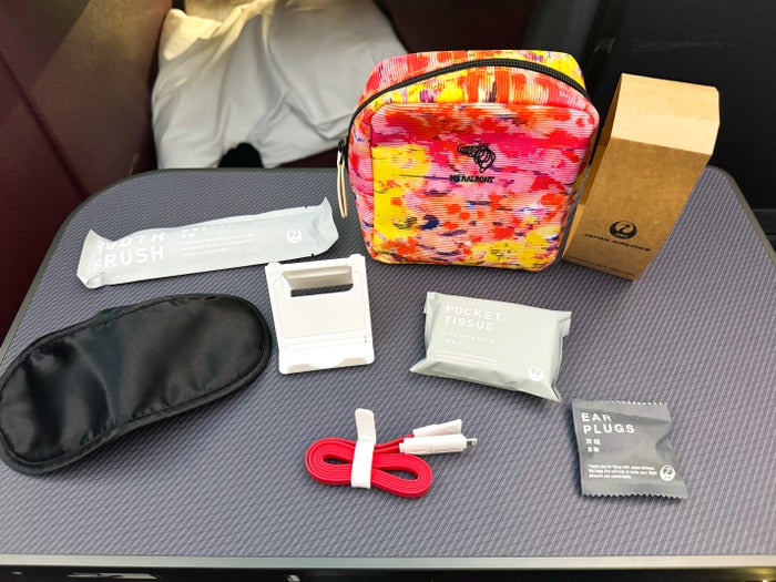 Japan Airlines A350 1000 business amenity kit contents Japan Airlines A350 1000 business amenity kit contents
