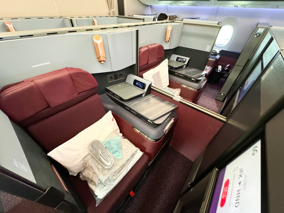 Japan Airlines A350 1000 business middle seats boarding