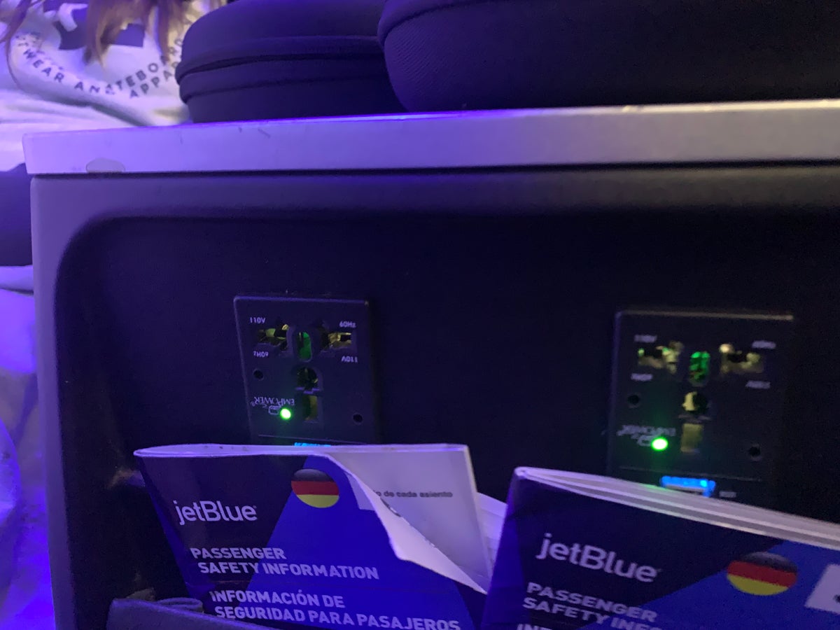 JetBlue Mint A321 outlets between seats
