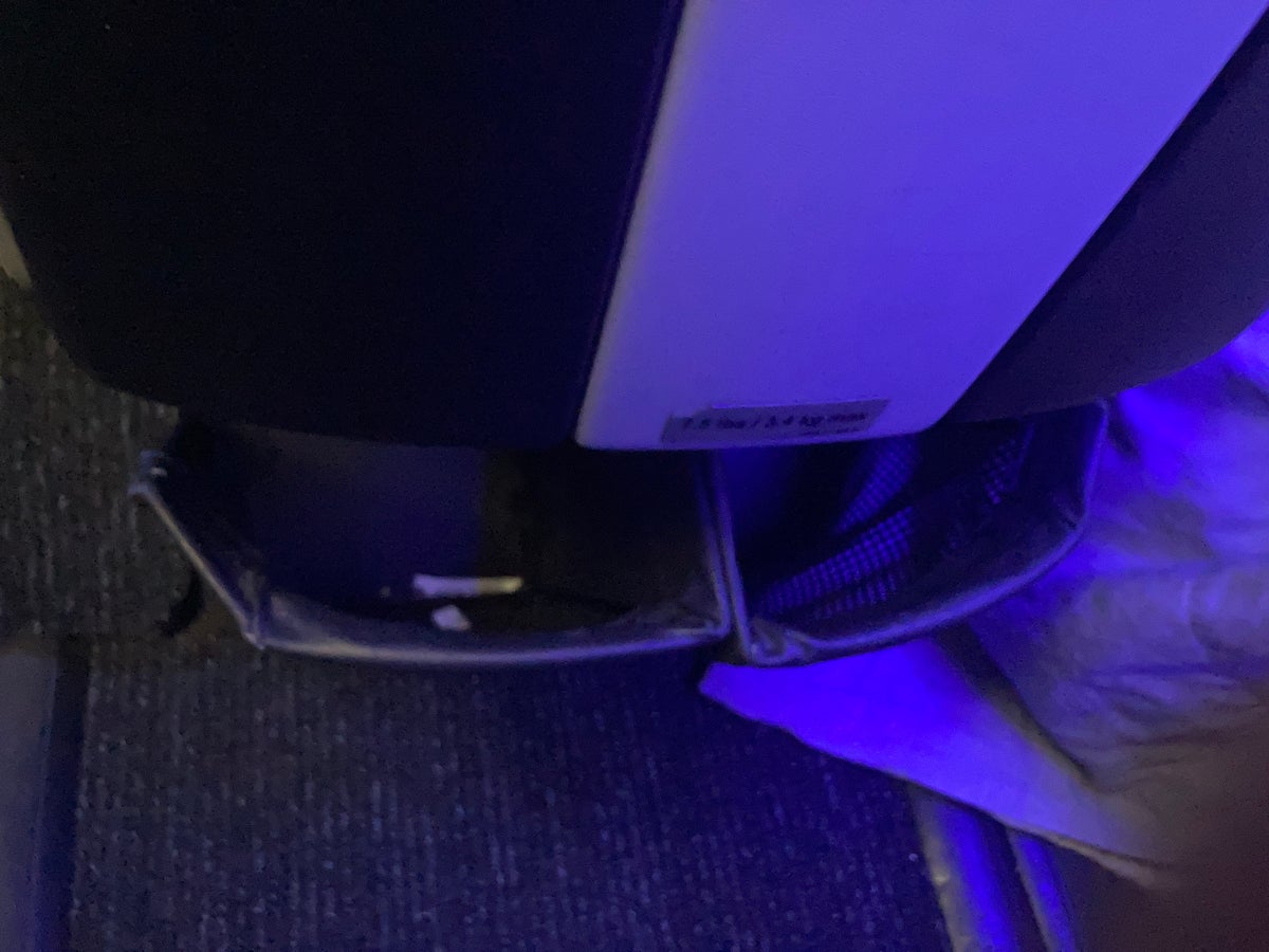 JetBlue Mint A321 seat pockets between seats