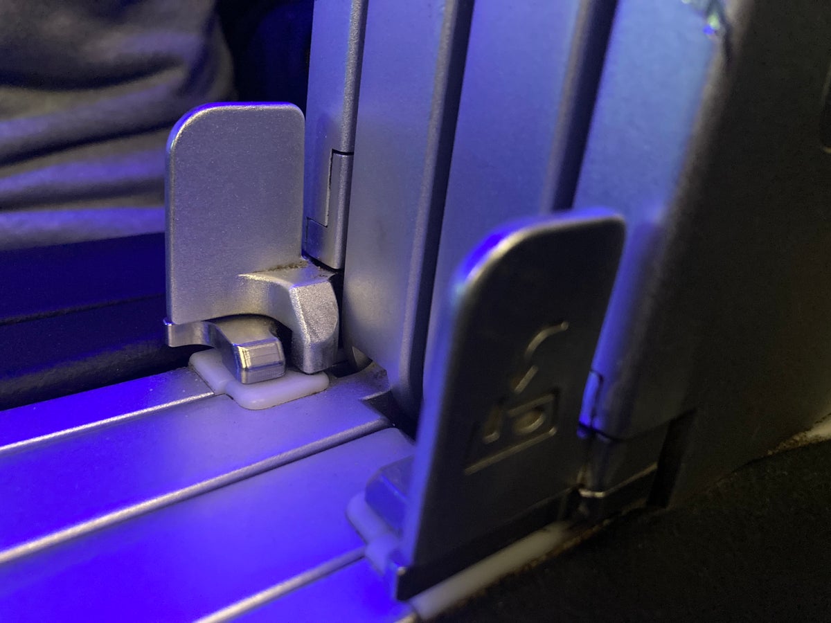 JetBlue Mint A321 seat tray table release