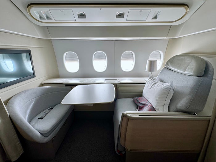 La Premiere seat with table