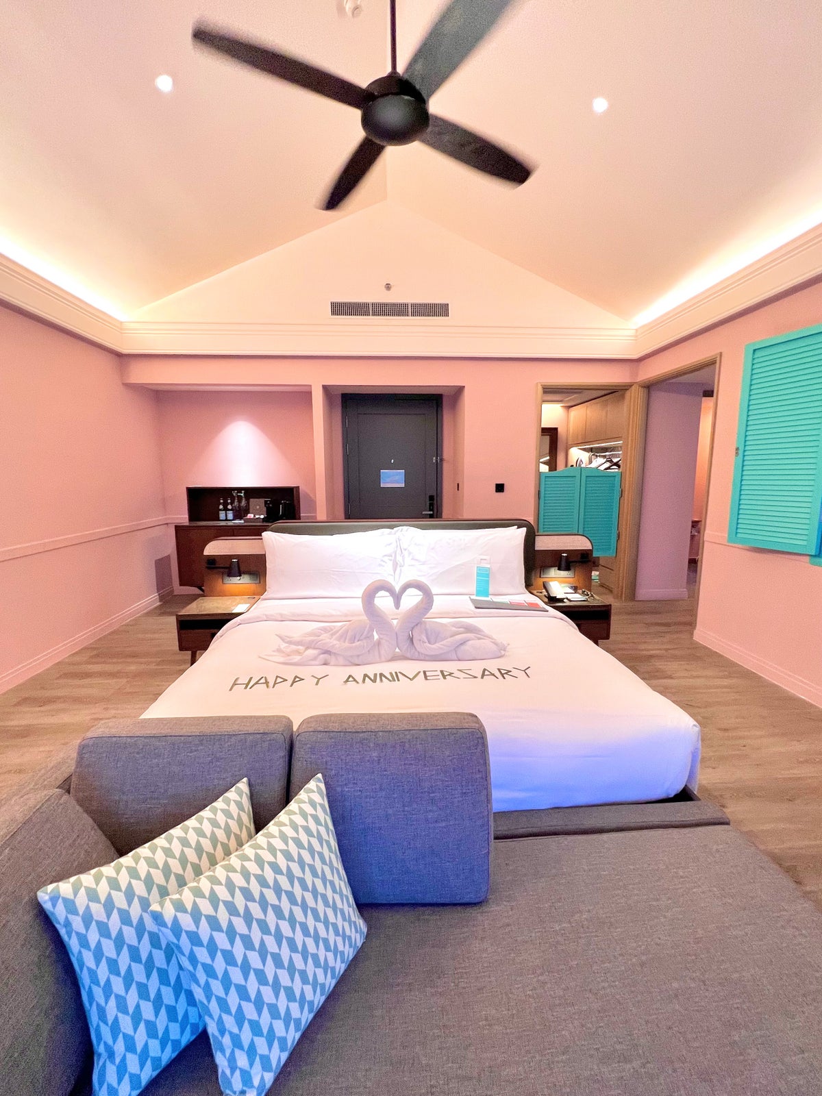 Le Meridien Maldives king bed room