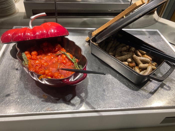 Lufhansa business lounge hot dishes Lufhansa business lounge hot dishes