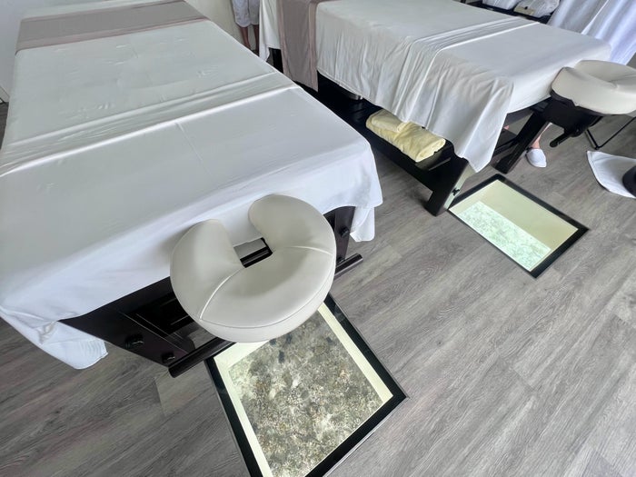 Massage table with reef view Massage table with reef view