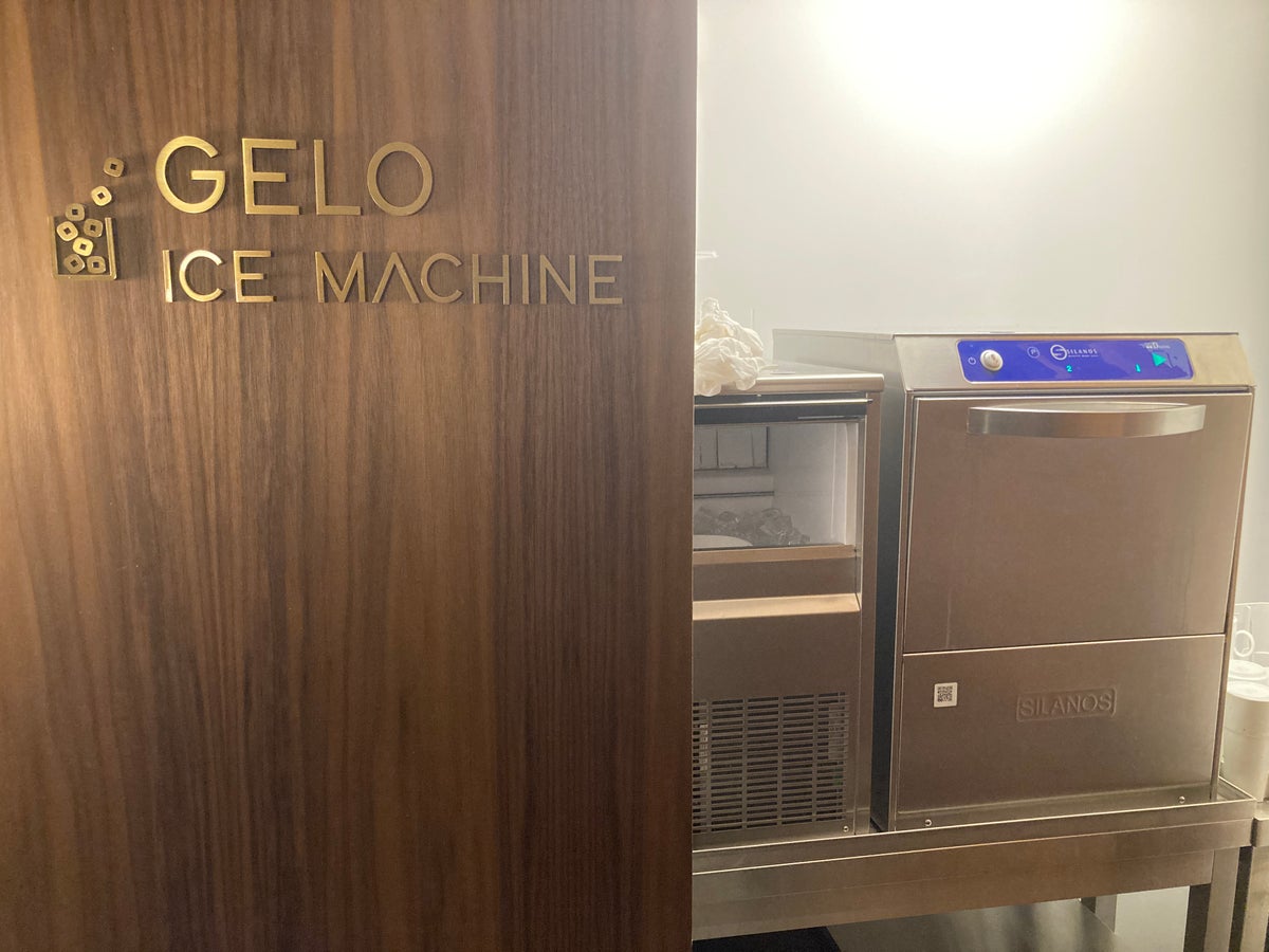 Renaissance Porto Lapa Hotel ice machine in hallway