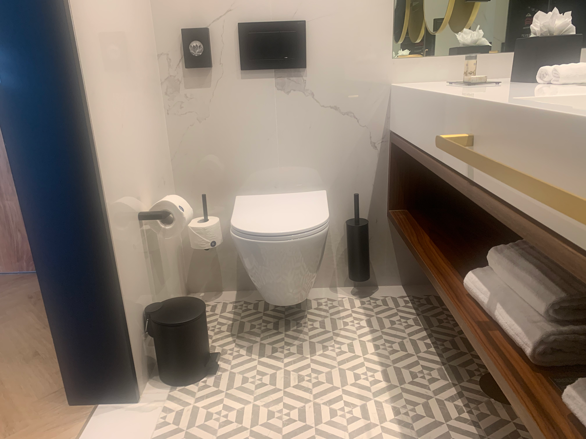 Renaissance Porto Lapa Hotel second bathroom sinks and toilet