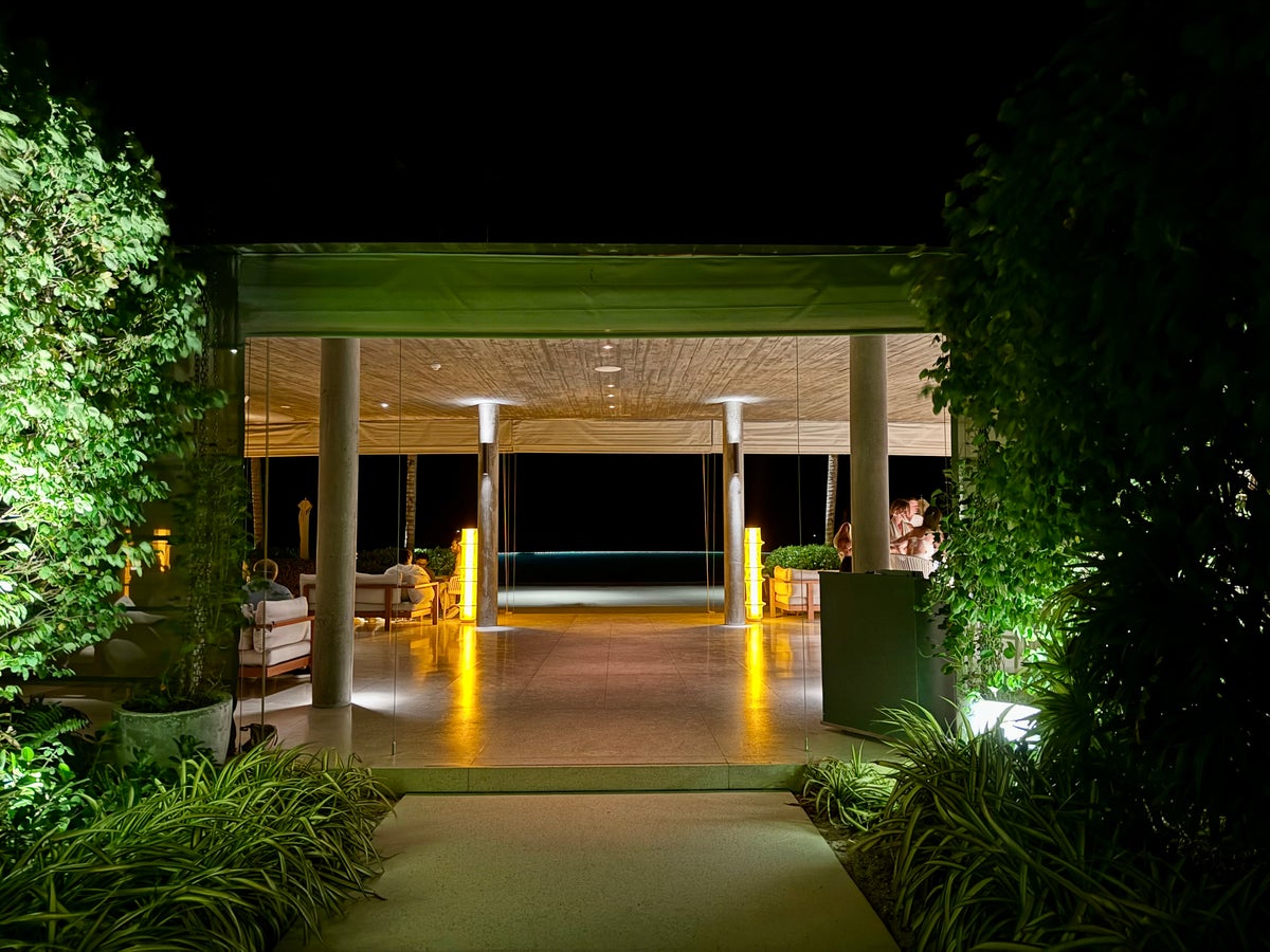 Ritz Carlton Fari Islands FnB Ear Bar at night