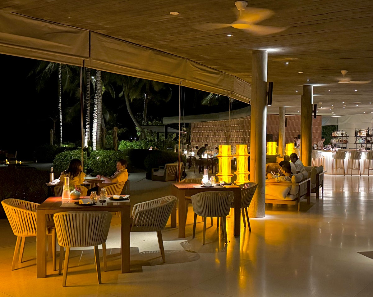 Ritz Carlton Fari Islands FnB Eau Bar by night