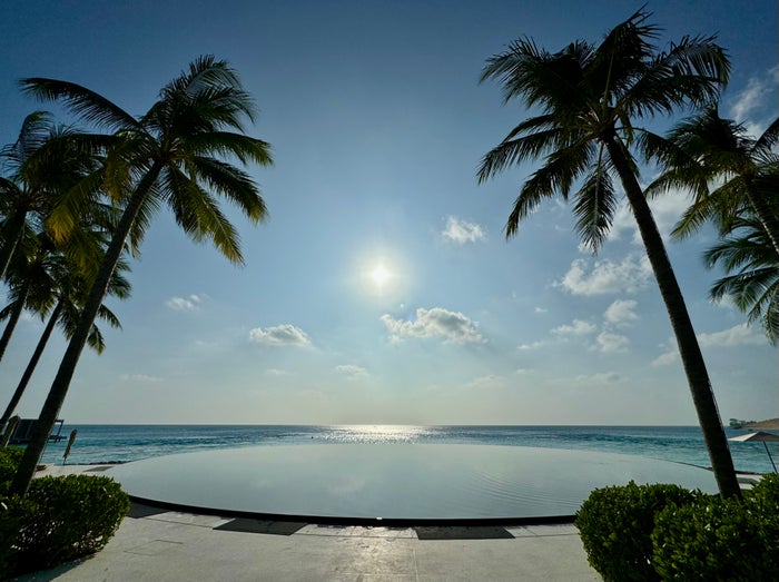 Ritz Carlton Fari Islands pool at Eau Bar Ritz Carlton Fari Islands pool at Eau Bar