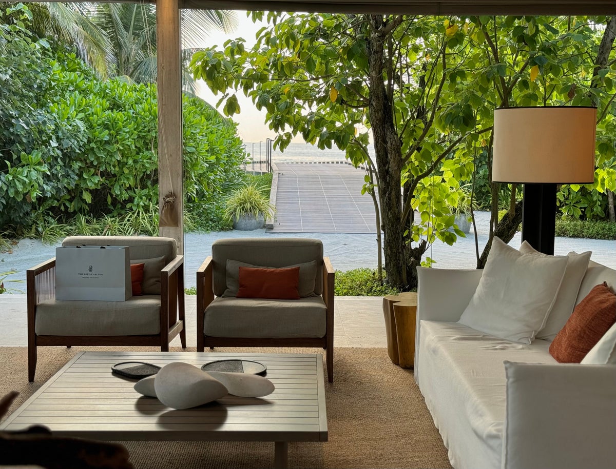 Ritz Carlton Fari Islands welcome lounge