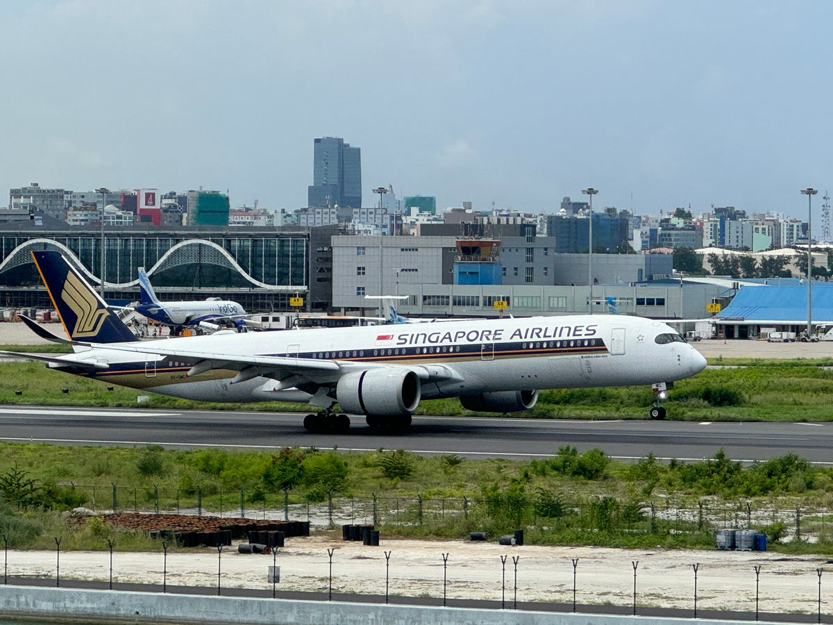 Singapore Airlines landing at Male