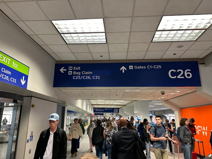 AA 738 DFW gate carousel confusion AA 738 DFW gate carousel confusion
