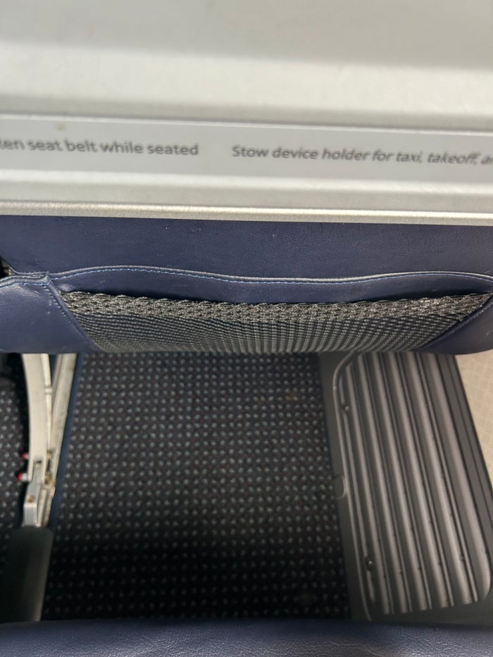 AA 738 LGA DFW 11F footwell AA 738 LGA DFW 11F footwell