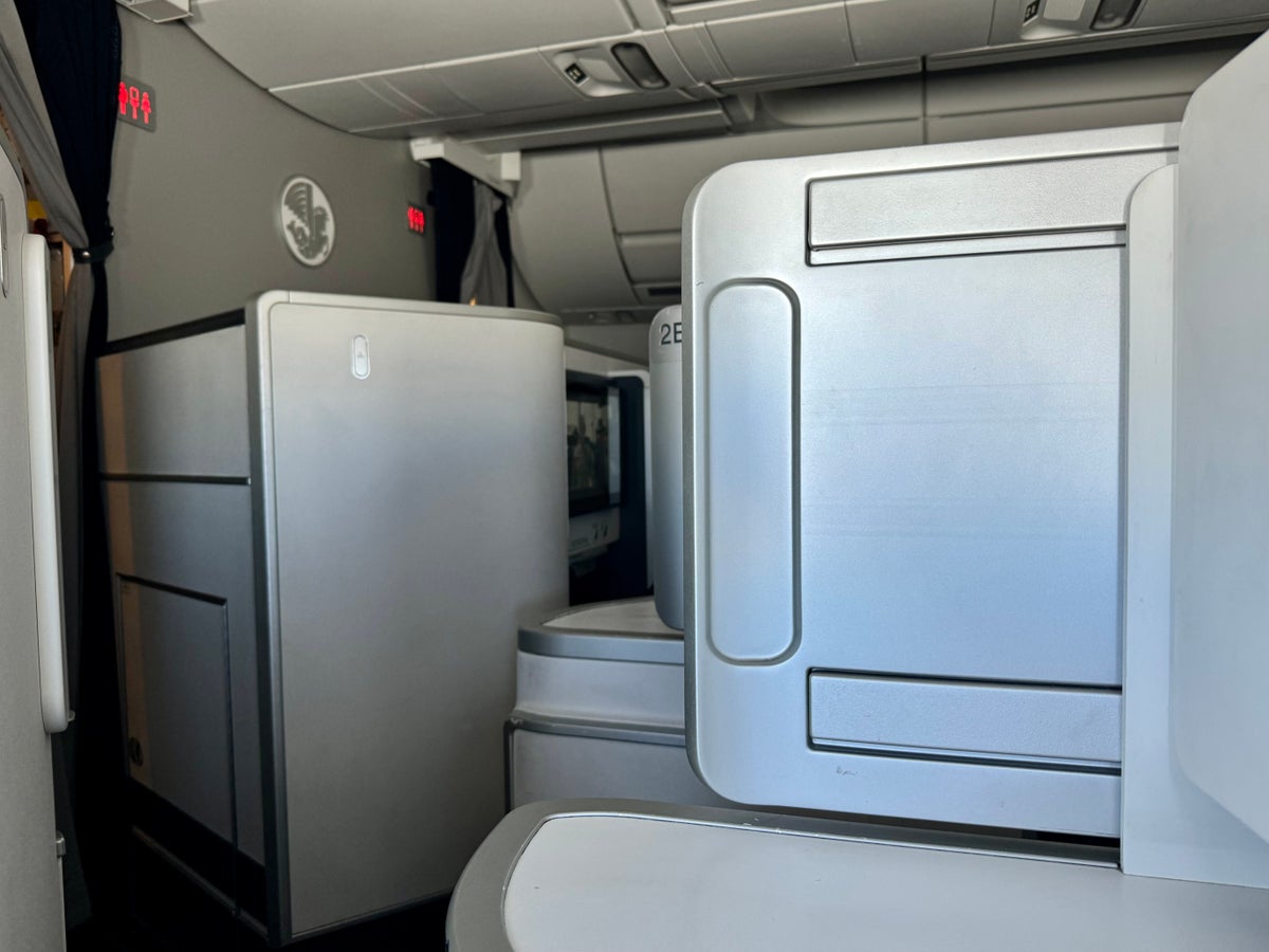 Air France Business Class Airbus A350 seat privacy 