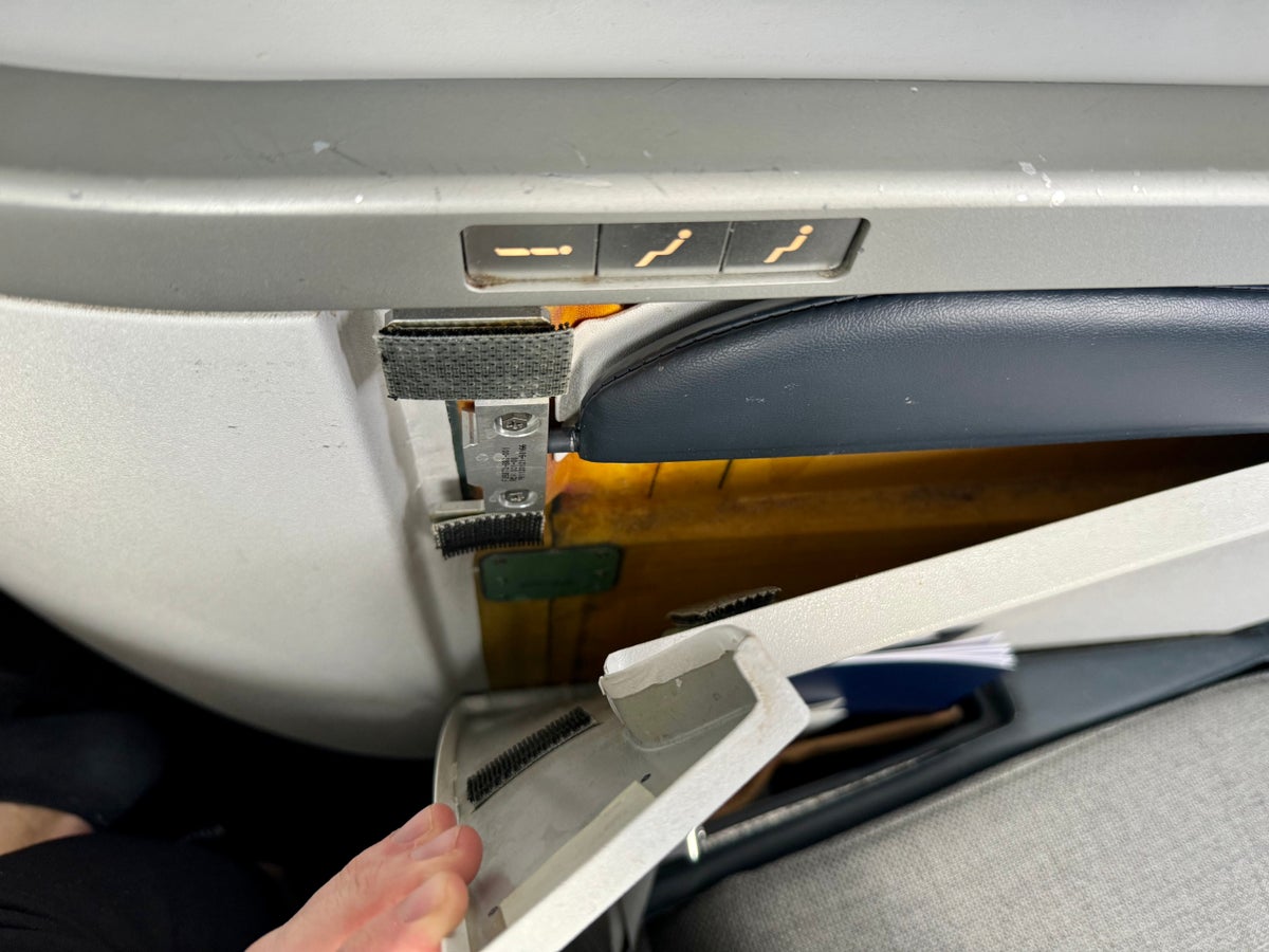 Air France Business Class Airbus A350 seat wear and tear 