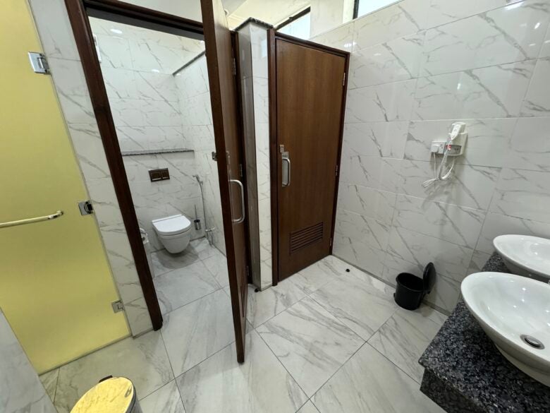 Aspire Lounge NBO shower and toilets