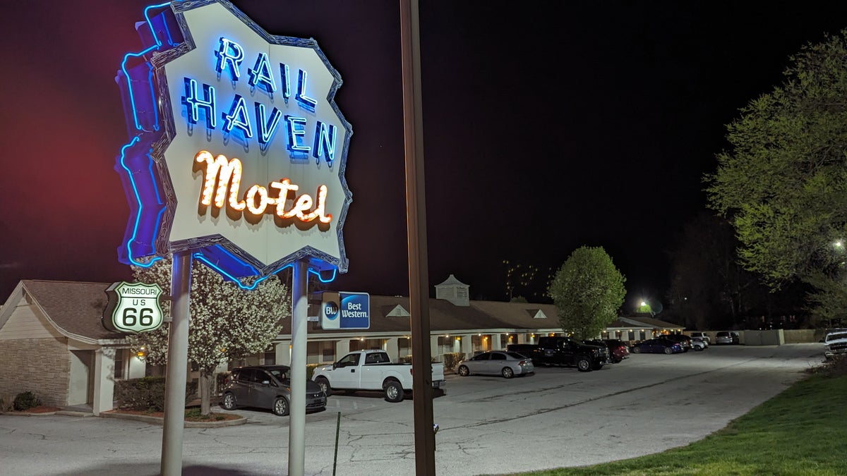 Best Western Rail Haven Springfield Route 66 sign