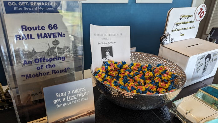 Best Western Rail Haven Springfield lobby bubble gum