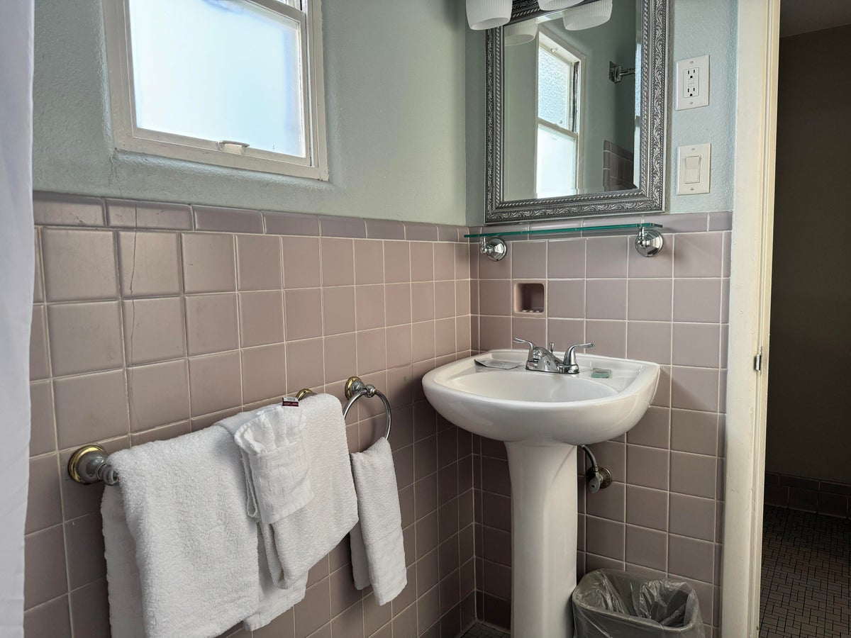 Best Western Rail Haven Springfield room bathroom sink
