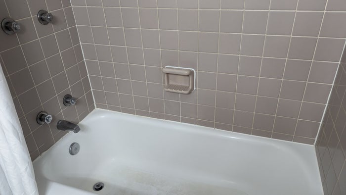 Best Western Rail Haven Springfield room bathtub
