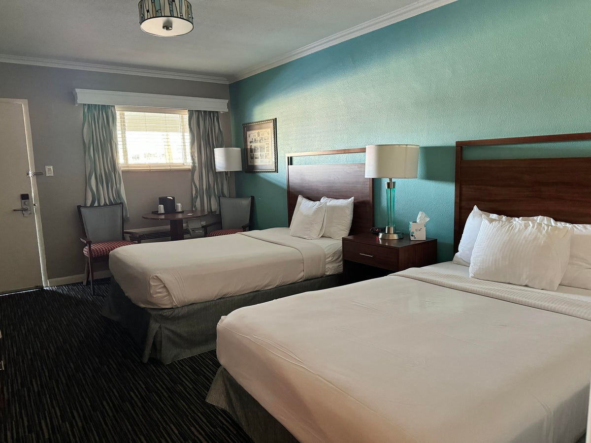 Best Western Rail Haven Springfield room beds and table