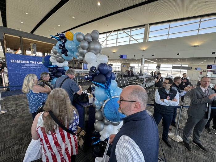 DTW Arrival Gate People DTW Arrival Gate People