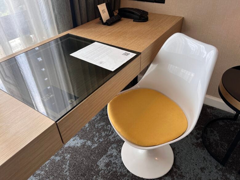 Hotel Stripes Kuala Lumpur Autograph Collection room workstation chair