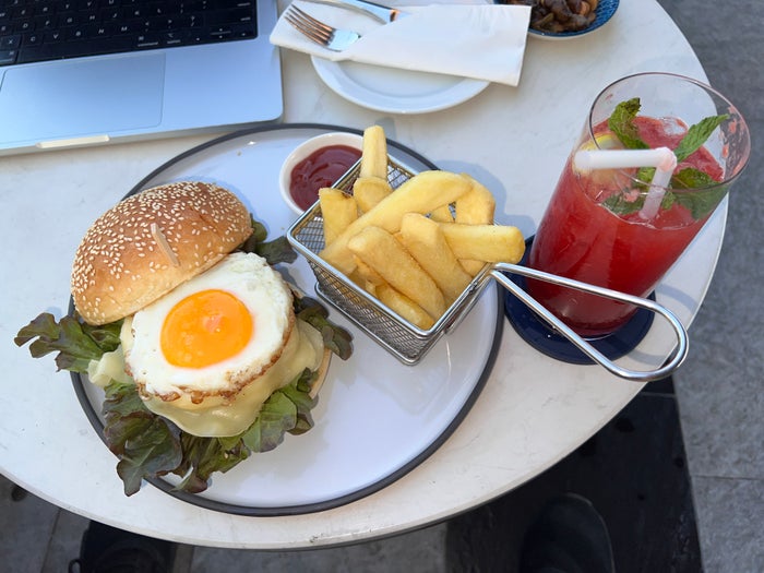 Hyatt Place Bangkok Sukhumvit AIRE Bar burger meal Hyatt Place Bangkok Sukhumvit AIRE Bar burger meal